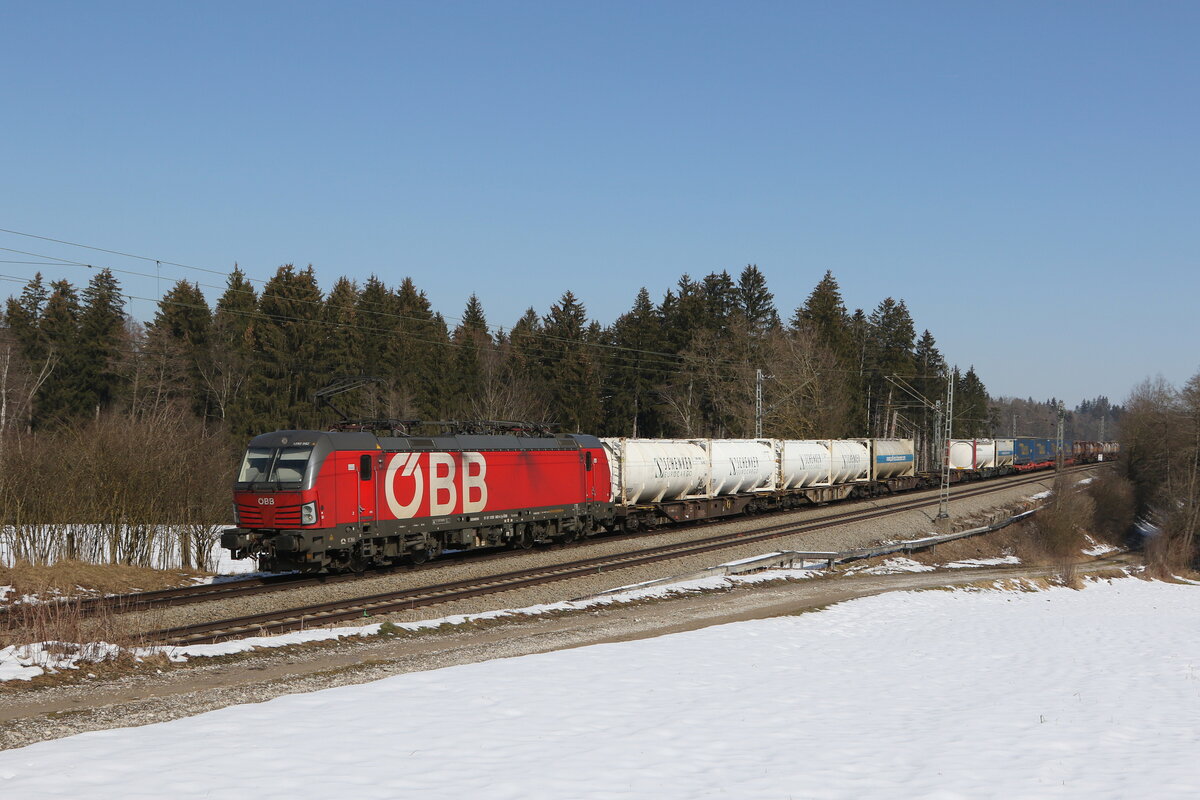 1293 062 war am 2. März 2023 bei Sossau im Chiemgau mit einem  KLV  in Richtung München unterwegs.