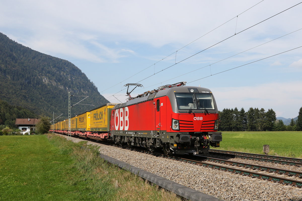 1293 064 war am 10. September 2020 mit Sattelaufliegern bei Niederaudorf im Inntal in Richtung Brenner unterwegs.