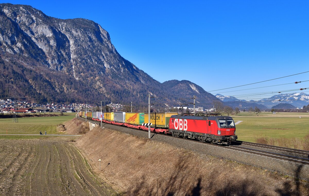 1293 065 mit einem KLV am 14.02.2023 bei Kirchbichl.