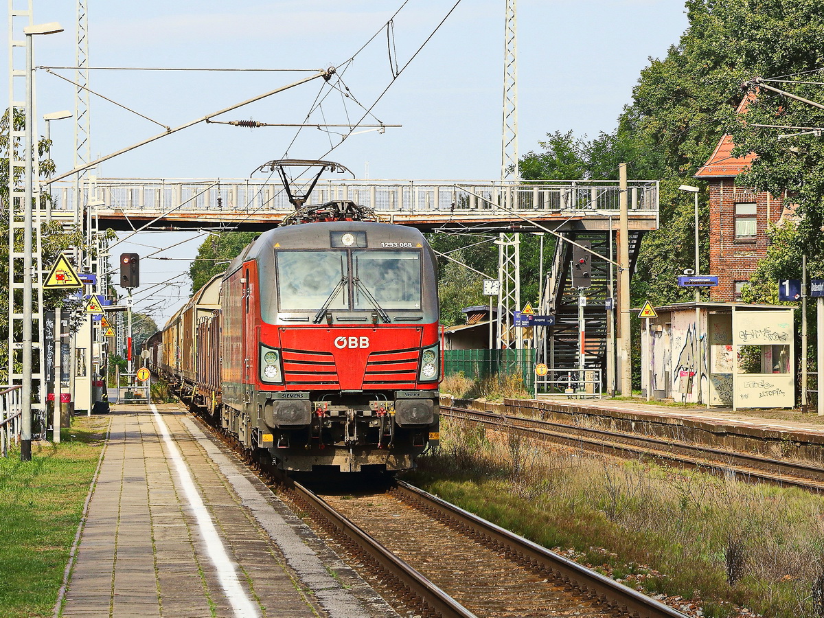1293 068 Vectron der ÖBB am 26. September 2021 bei der Durchfahrt durch den Bahnhof Dabendorf (Brandenburg) in Richtung Zossen mit einem gemischten Güterzug. 
 
