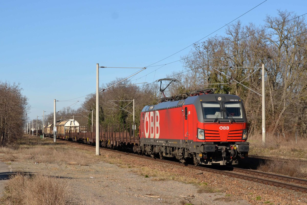 1293 072 hatte am 21.02.21 die Aufgabe ihren Güterzug von Rostock nach Wien zu bringen. Hier passiert sie Raguhn Richtung Bitterfeld, wegen eines PU zwischen Leipzig und Riesa kam sie später jedoch nochmal durch Raguhn um mit ihrem Zug über Dessau, Wittenberg und Falkenberg gen Dresden zu fahren.