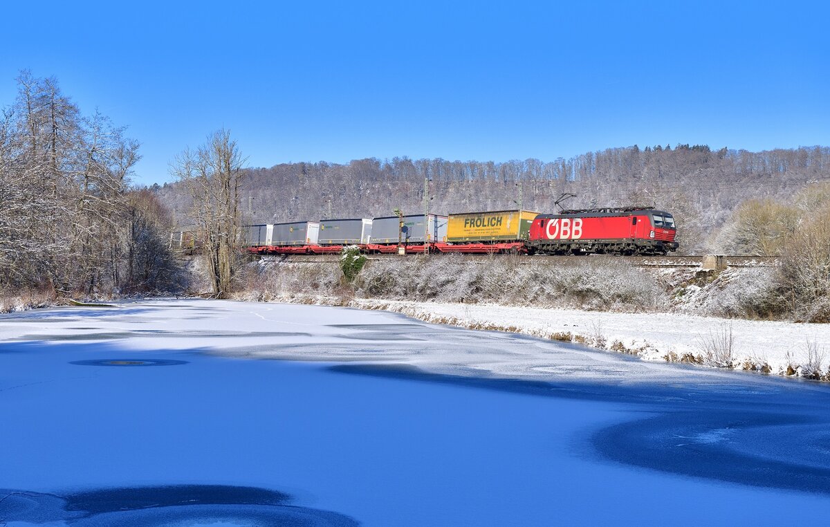 1293 073 mit einem KLV am 07.02.2023 bei Pappenheim.