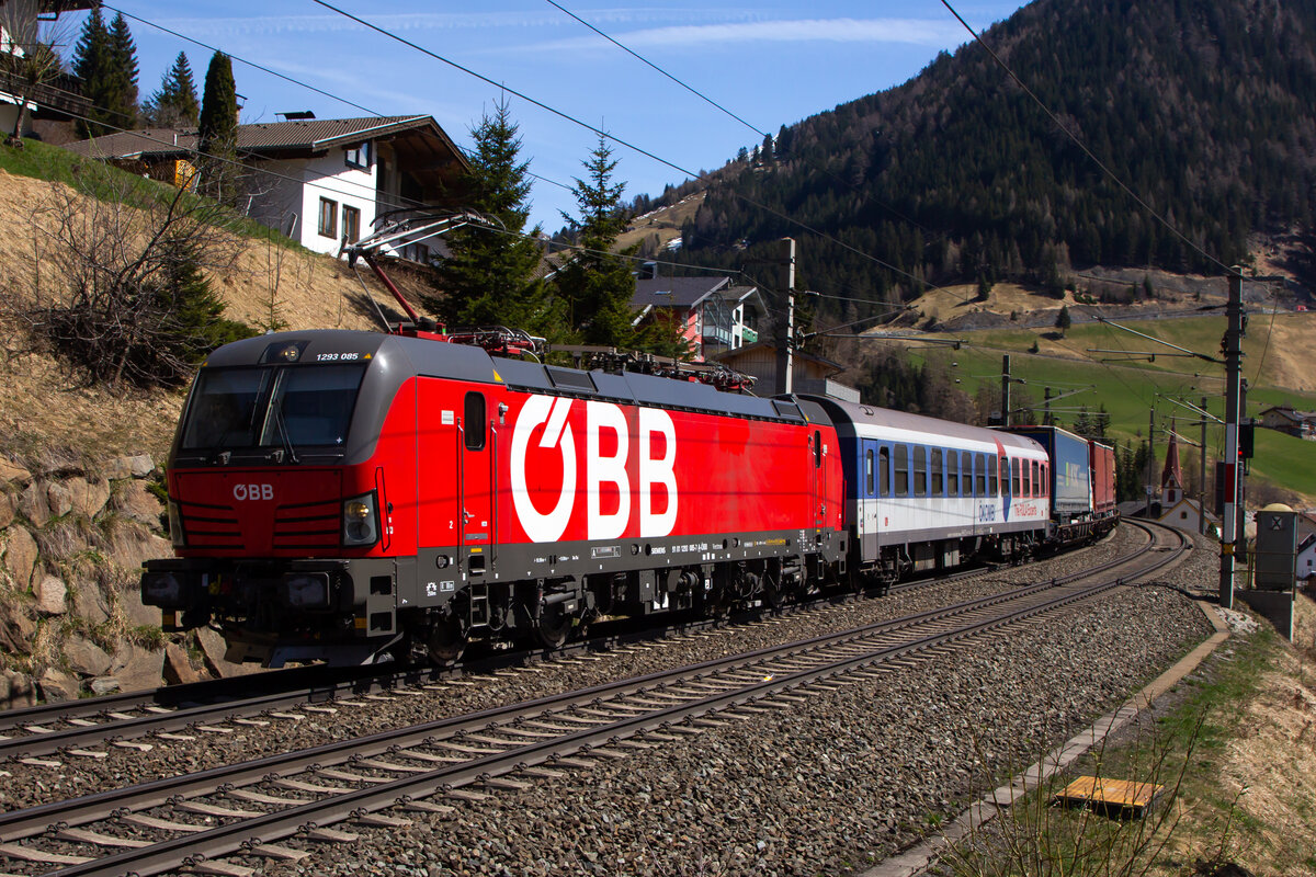 1293 085 mit der RoLa gen Innsbruck bei St. Jodok am Brenner. 14.4.22