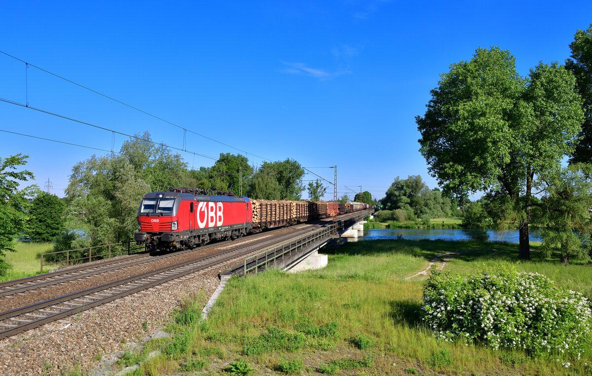 1293 179 mit einem Güterzug am 31.05.2022 bei Plattling.