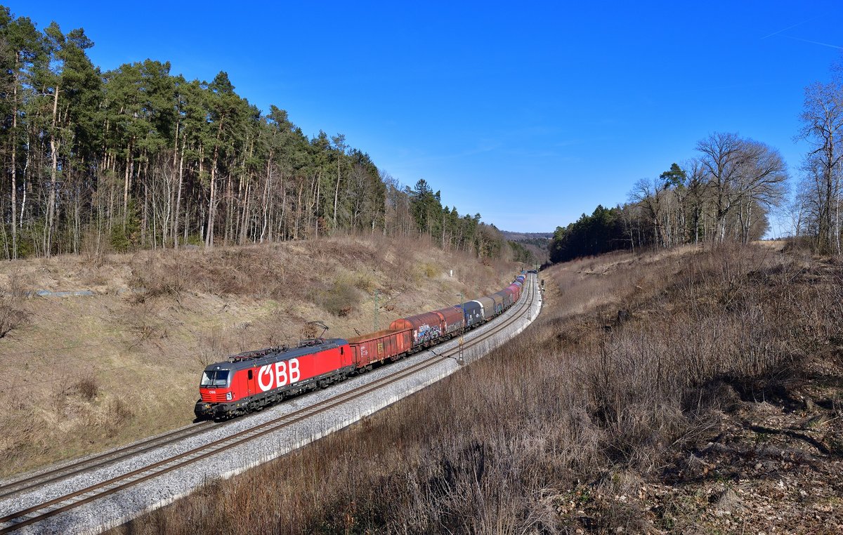 1293 180 mit einem Güterzug am 06.03.2021 bei Sinngrün.