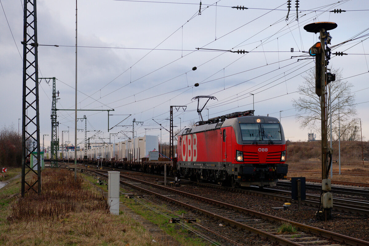 1293 181 ÖBB mit dem  Windzug  (in Sengenthal bei Max Bögl gebaute Windkraftanlagenteile) bei Regensburg-Ost Richtung Passau, 19.03.2021