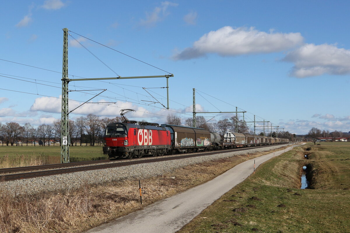 1293 185 mit einem gemischten Güterzug aus Salzburg kommend am 5. Februar 2022 bei Übersee am Chiemsee.