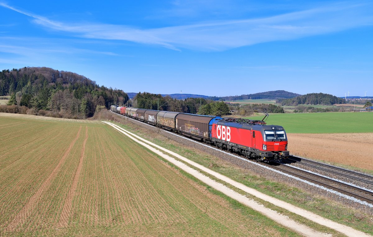 1293 191 mit einem Güterzug am 30.03.2021 bei Darshofen.