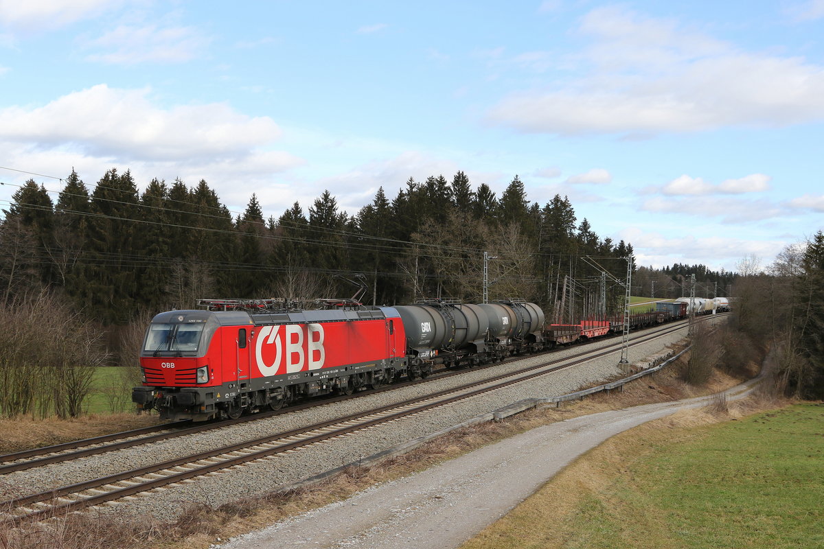 1293 192 mit einem gemischten Güterzug am 4. Februar 2021 bei Grabenstätt.