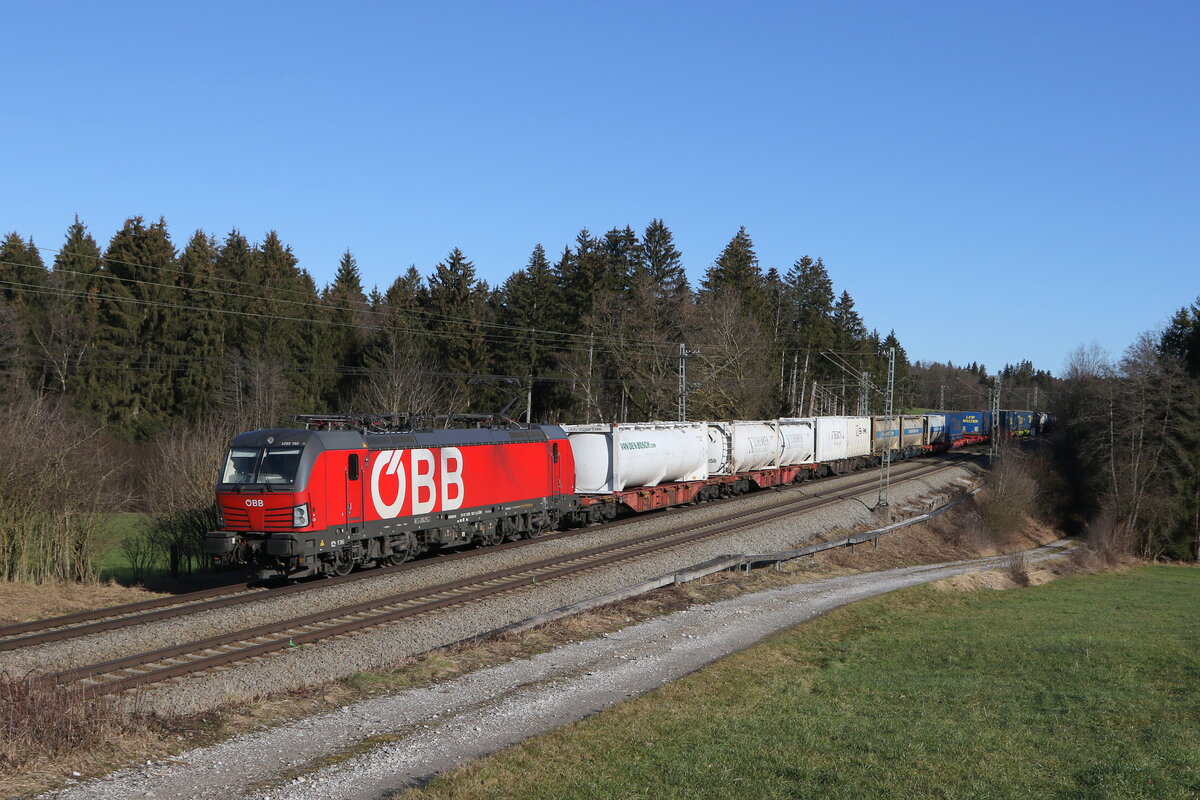 1293 192 war mit einem  KLV  am 16. Januar 2023 bei Sossau in Richtung München unterwegs.