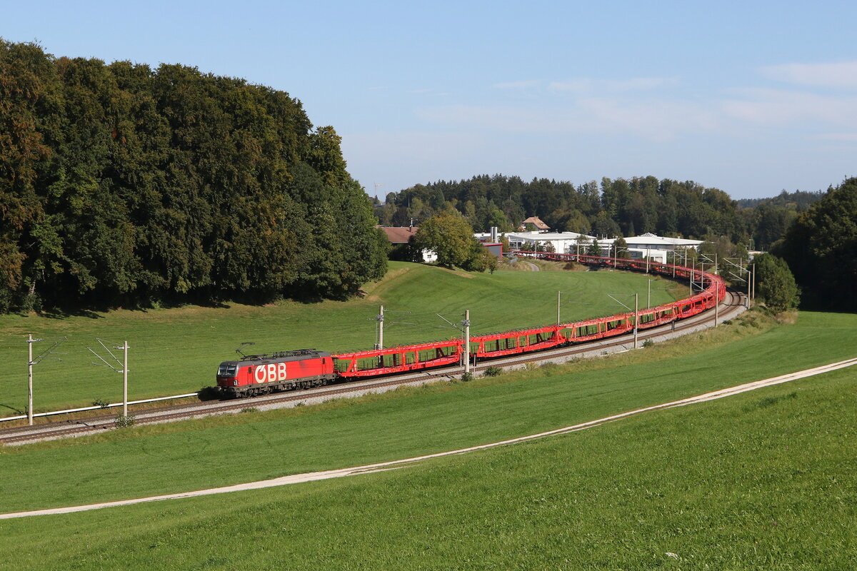 1293 195 mit einem leeren Autozug aus Freilassing kommend am 3. Oktober 2023 bei Axdorf.