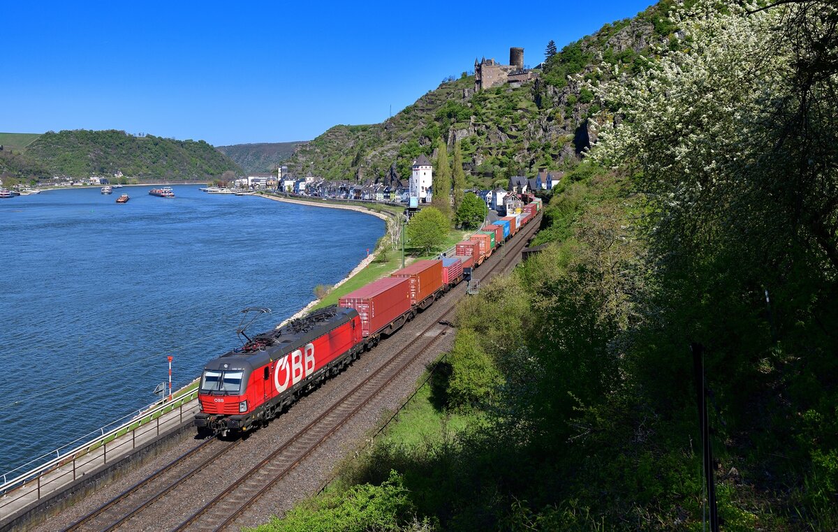 1293 197 mit einem Containerzug am 20.04.2022 bei St. Goarshausen.