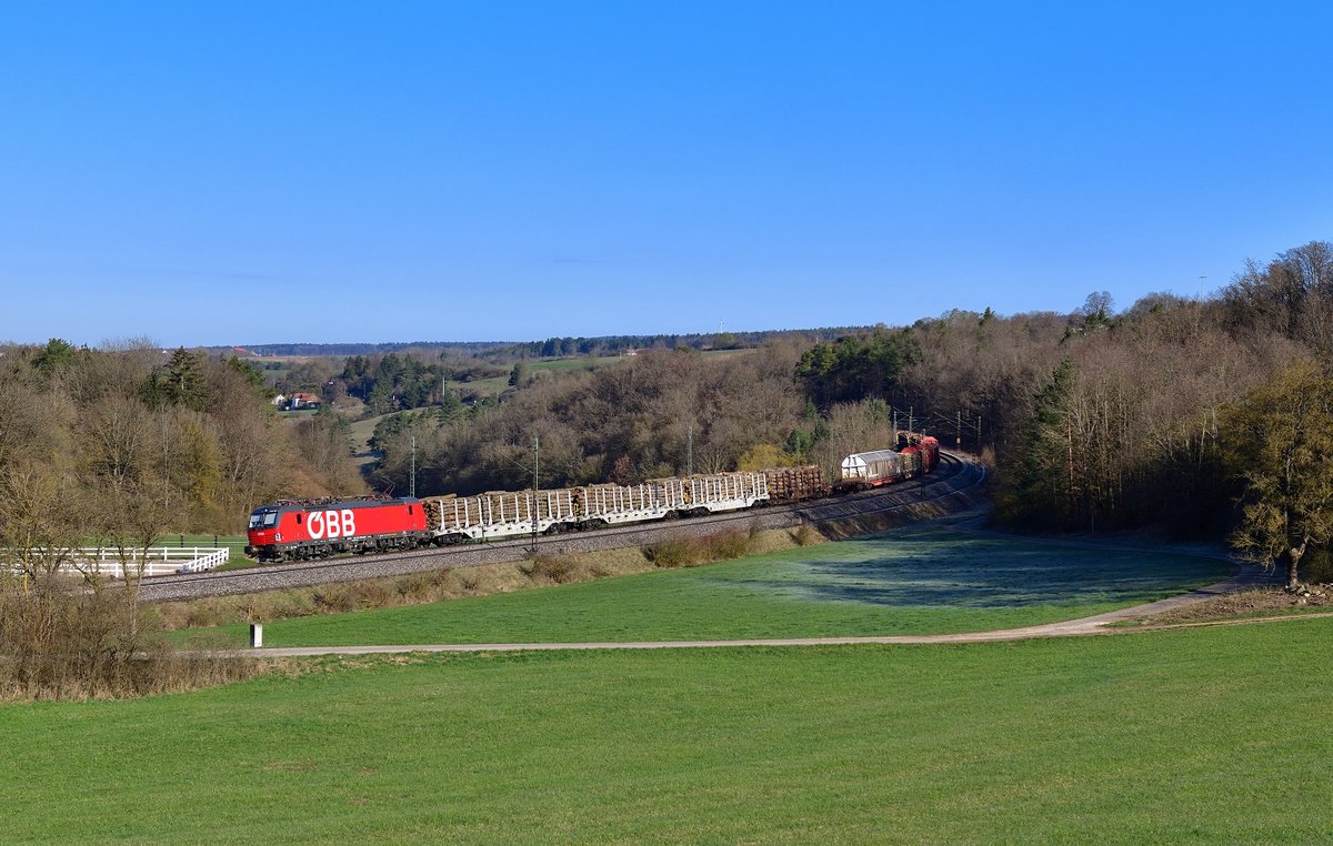 1293 198 mit einem Güterzug am 14.04.2021 bei Edlhausen.