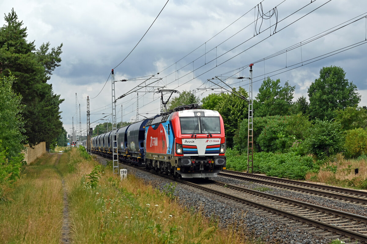 1293 203 von CT-Train schleppte am 01.07.26 einen Silozug durch Wittenberg-Labetz Richtung Falkenberg(E).
