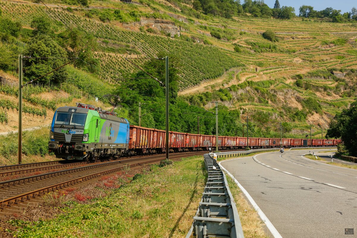 1293 902  Rail&Sea  mit E-Wagen in Oberwesel, am 10.06.2023.