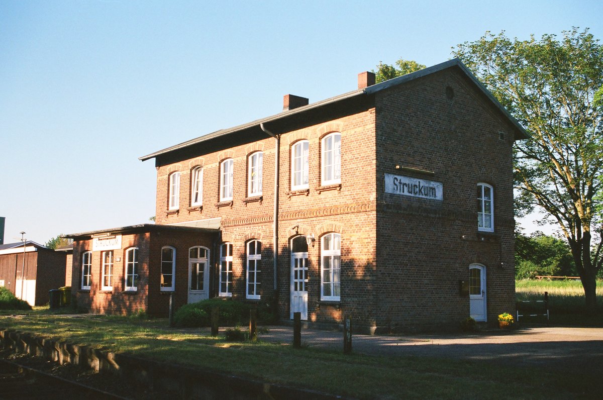 12.Juni 2006, Bahnhof in Struckum, gebaut 1887, stillgelegt 1987. Er liegt an der Marschbahn Husum–Niebüll.