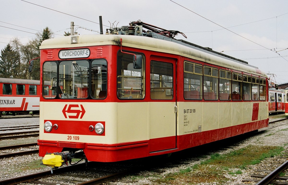 13. April 2004, auf dem Betriebshof Vorchdorf der Firma Stern & Hafferl steht Triebwagen 20 109. Scan vom Farb-Negativ.