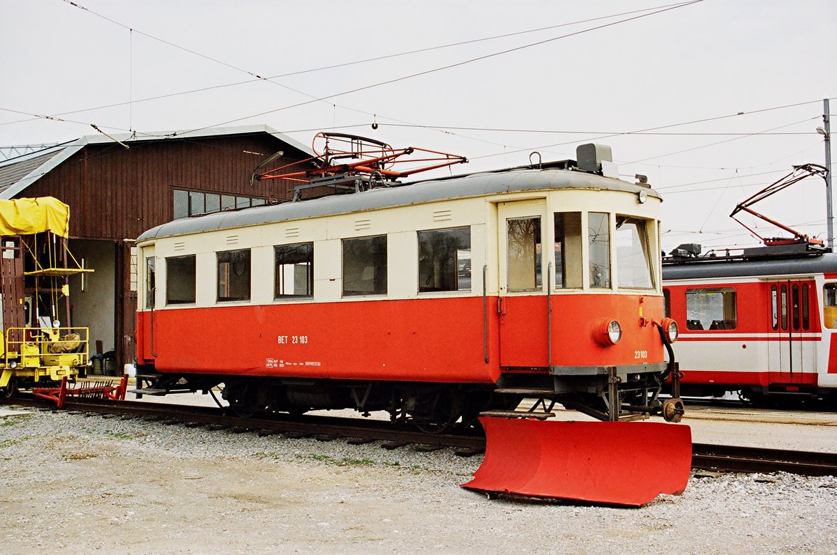 13. April 2004, auf dem Betriebshof Vorchdorf der Firma Stern & Hafferl steht Triebwagen BET 23 103. Er war während des Winters mit dem daneben liegenden Schneeschild ausgerüstet, die erforderliche Halterung ist erkennbar. Scan vom Farb-Negativ.