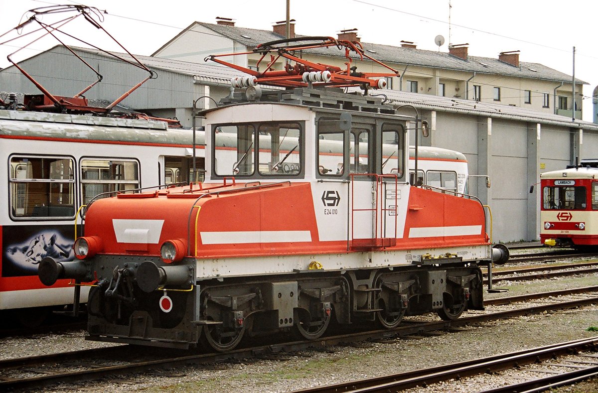 13. April 2004, auf dem	Betriebshof Vorchdorf der Fa. Stern & Hafferl steht Lok E24 010. Scan vom Negativ.