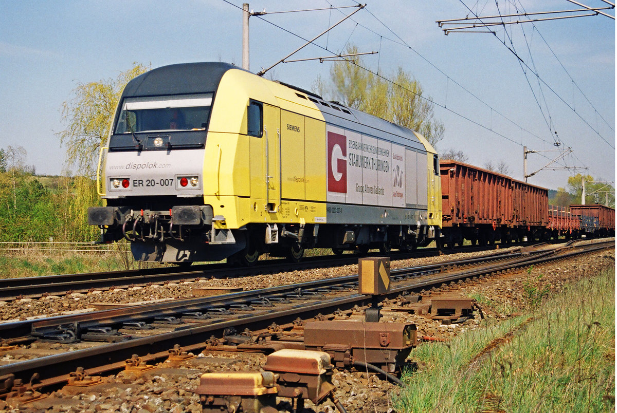 13. April 2007, Bei Küps, die Siemens-Dispolok ER 20-007, eingestellt beim Eisenbahnverkehrsunternehmen Stahlwerk Thüringen fährt mit ihrem Güterzug aus Unterwellenborn in Richtung Hochstadt.