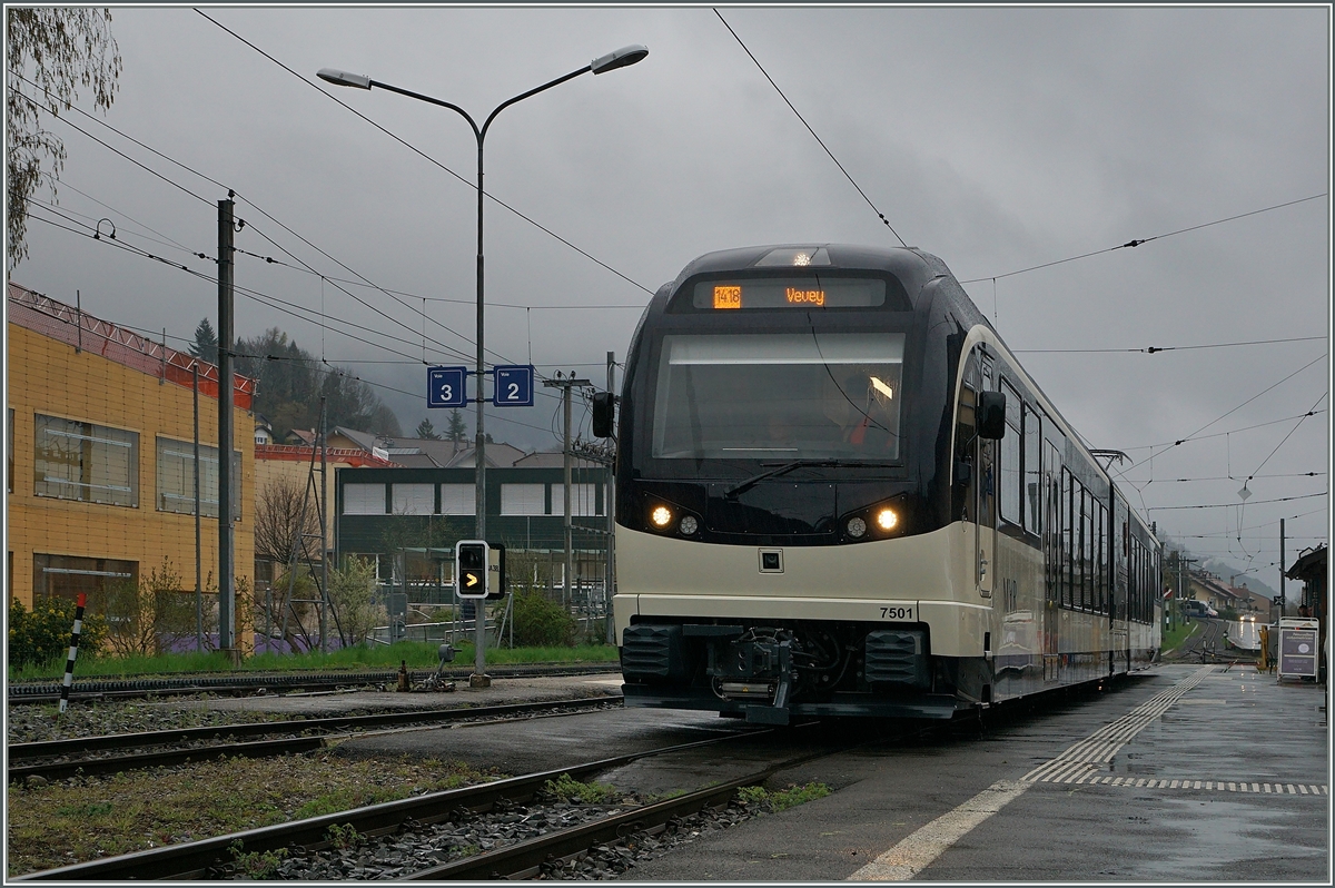 13. April 2016: Es ist soweit! Der MVR SURF ABeh 2/6 7501 nimmt als Regiolalzug 1418 den Fahrgastbetrieb auf der CEV auf und wartet in Blonay auf die baldige Abfahrt.


