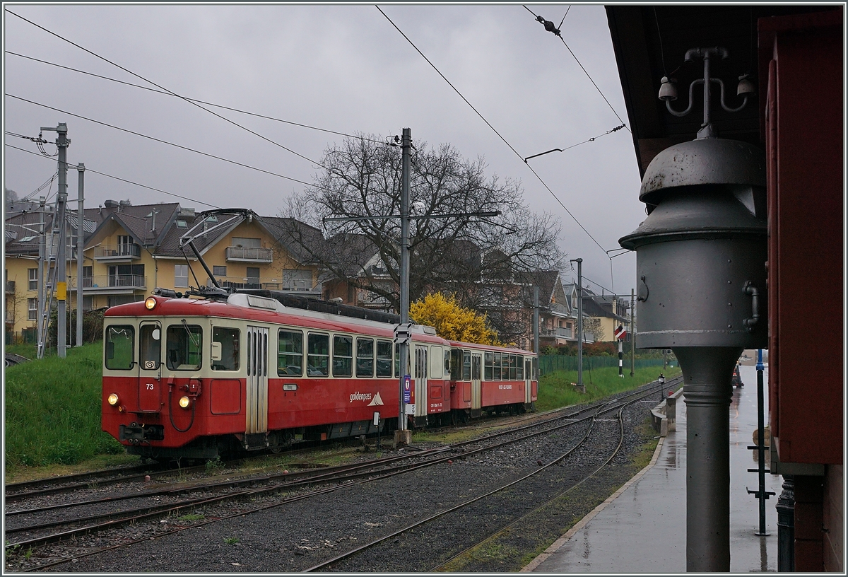 13. April 2016: Mieses Wetter, welches sich kaum zum SURFen eignet...
Auf einem Abstellgeleis wartet der CEV BDeh 2/4 73 mit dem Bt 222 auf den nächsten Einsatz.
