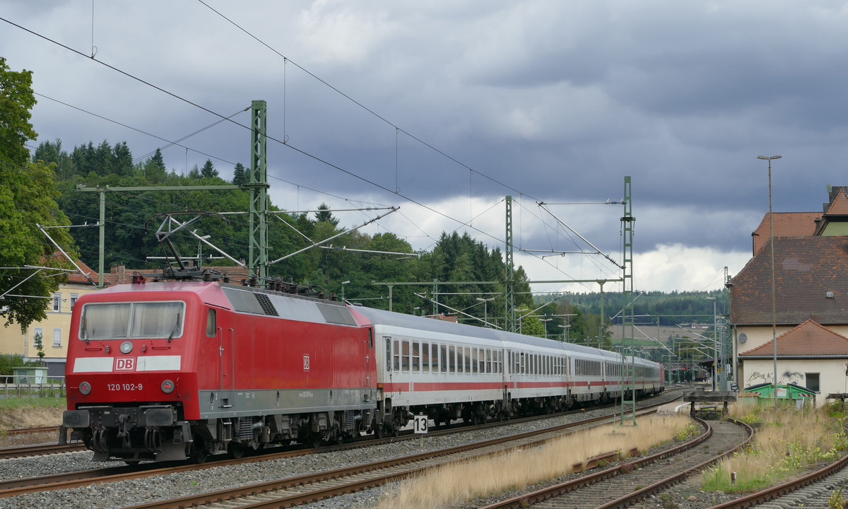 13. August 2019, IC 2063 Karlsruhe - Leipzig fährt in den Bahnhof Kronach ein. Lok 120 157 führt, 120 102 bildet den Zugschluss. 