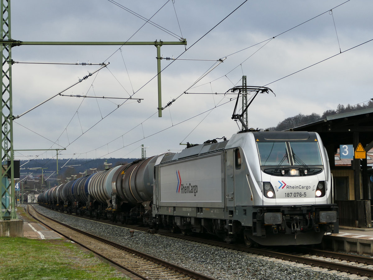 13. Dezember 2018, Lok 187 076 führt einen Kesselwagenzug in Richtung Lichtenfels durch den Bahnhof Kronach.