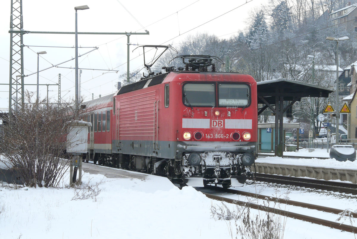 13. Februar 2009, Lok 146 866 ist mit RB 34186 von Lichtenfels in Kronach angekommen. Der planmäßige Halt ist wegen aktueller Bauarbeiten auf Gleis 1 verlegt worden.