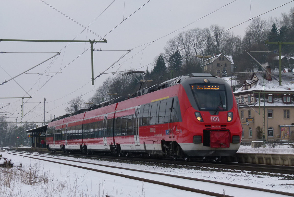 13. Februar 2013, RE 4984 Nürnberg - Jena fährt aus dem Bahnhof Kronach aus.