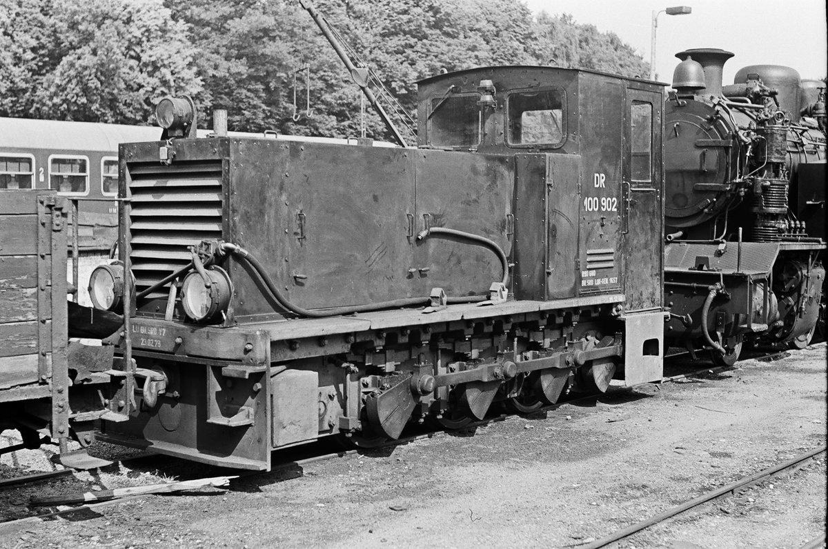 13. Juli 1981, Putbus: Diesellok Deutz HF 130 C, 600 mmm Spur. Bj. 1942. Auslieferung an OKH. 1949 an DR, 1954 in Dessau aufgearbeitet und auf 750 mm umgespurt. Umzeichnung in Köf 6003. 1975 Ausmusterung, weiter bei der Bahnmeisterei Bergen (Rüg) eingesetzt. Sie fährt nach einigen Zwischenstationen auch heute noch bei der Rügenschen Bäderbahn.