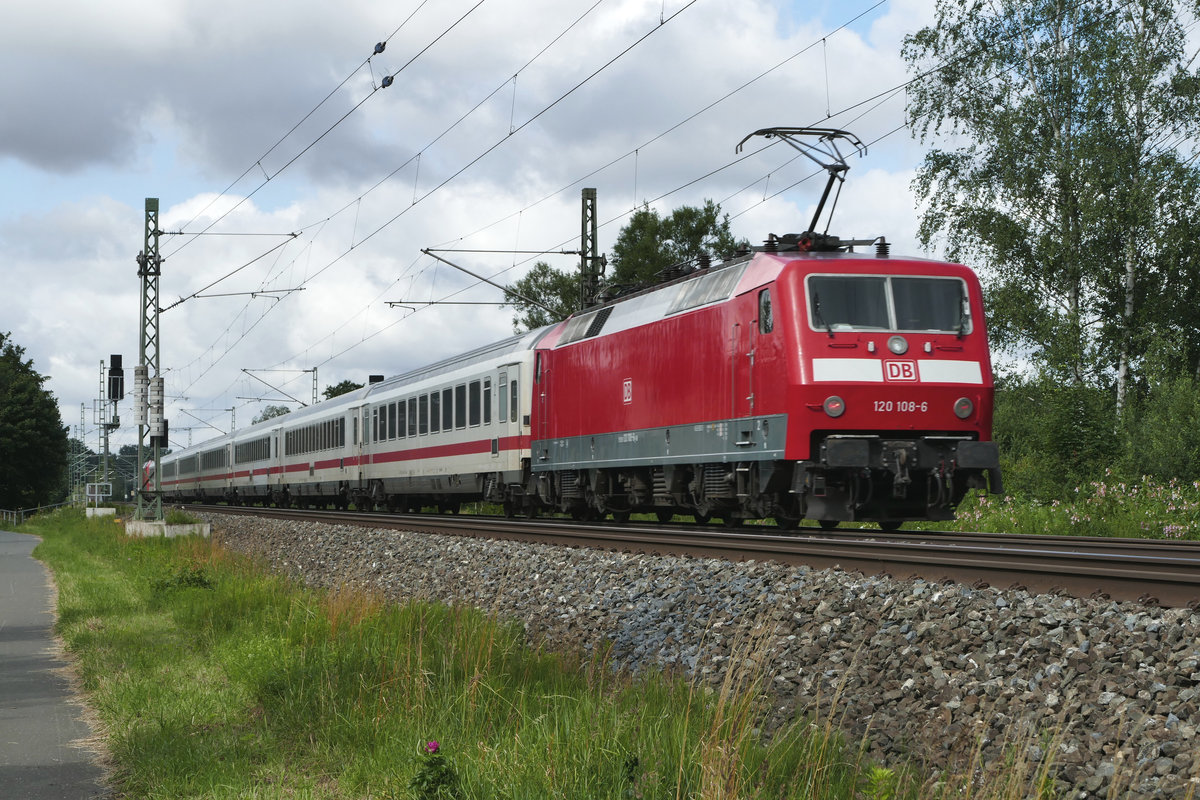 13. Juli 2017, ICE 1003  Berlin - München fährt heute lokbespannt durch Küps. Lokomotive 120 159 führt, 120 108 schiebt nach.