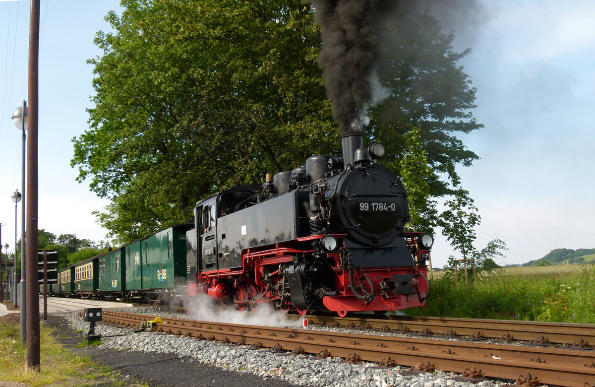 13. Juni 2011, In Baabe auf der Insel Rügen fährt P222 nach Binz ein. 
