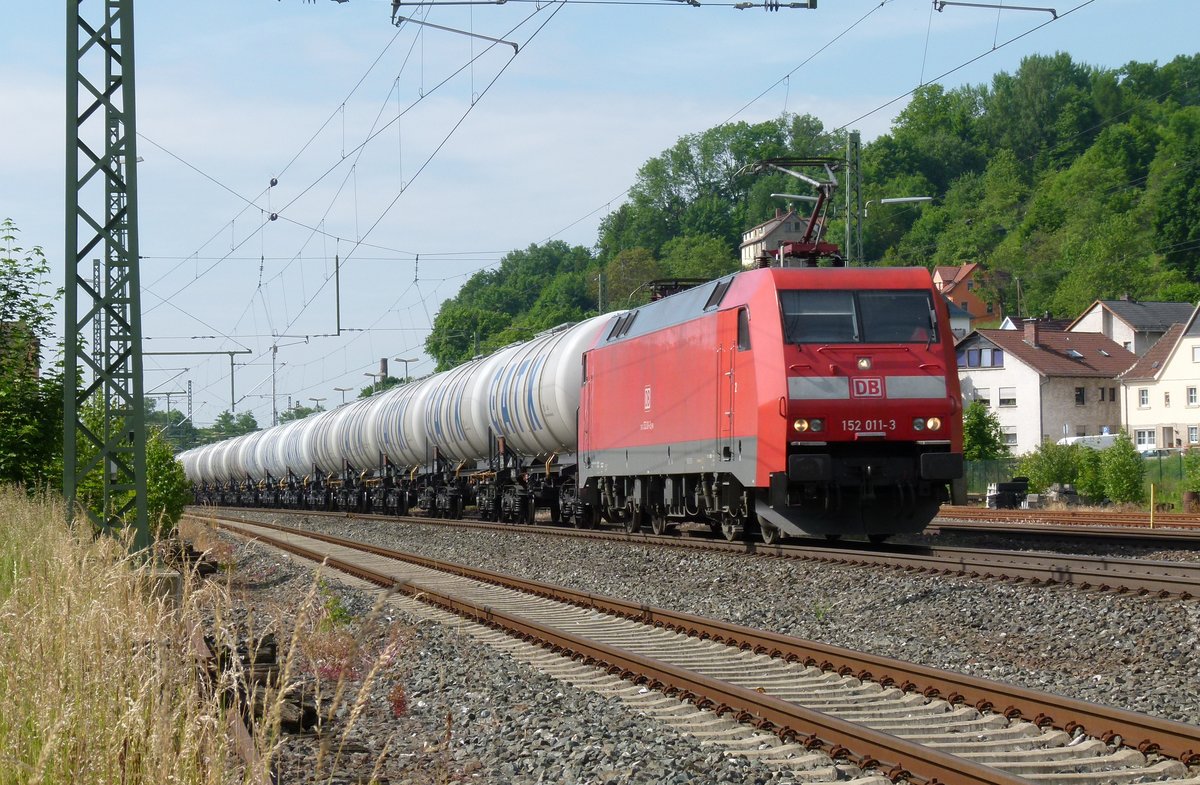 13. Juni 2013, Lok 152 011 fährt mit einem Kesselwagenzug in Richtung Saalfeld durch den Bahnhof Kronach
