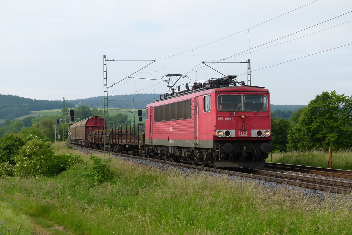 13. Juni 2013, Lok 155 089 befördert einen Güterzug durch die Zettlitzer Kurve in Richtung Kronach.