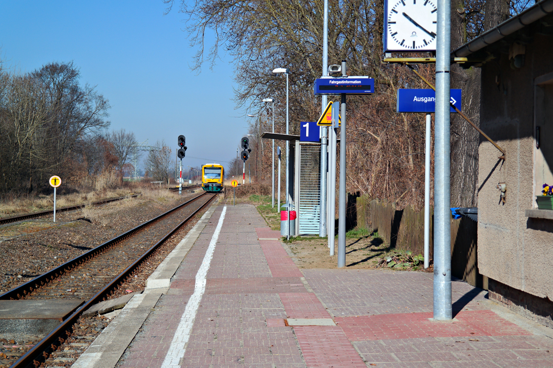 13. März 2014 - Ausfahrt eines RS1 auf der Linie RB60. Ein besonderes Highlight dieses Bahnhof`s sind die Russischen Lichtsignale (EZMG).