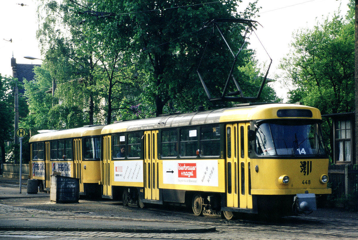13. Mai 1992, Dresden: Ein TATRA-Zug mit Tw 222 448 und einem Beiwagen an der Endhaltestelle Kleinzschachwitz. In der Holzkiste befindet sich Sand zum auffüllen der Bremsanlage.