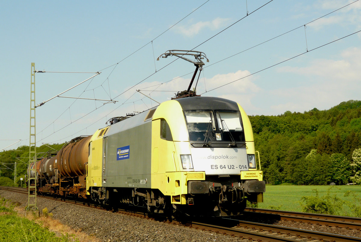 13. Mai 2008, Am Wegübergang Oberlangenstadt fährt Lok Es 64 U2-014 (182 514) mit einem Kesselwagenzüglein in Richtung Saalfeld. Hatte bei der Zusammenstellung des Zuges jemand Angst vor den Höhen des Frankenwaldes?