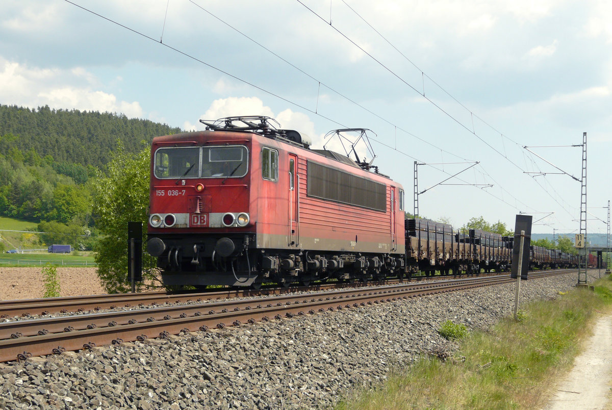 13. Mai 2008, Lok 155 036 befördert den regelmäßig verkehrenden Stahlzug von Saalfeld bei Johannisthal in Richtung Lichtenfels. 