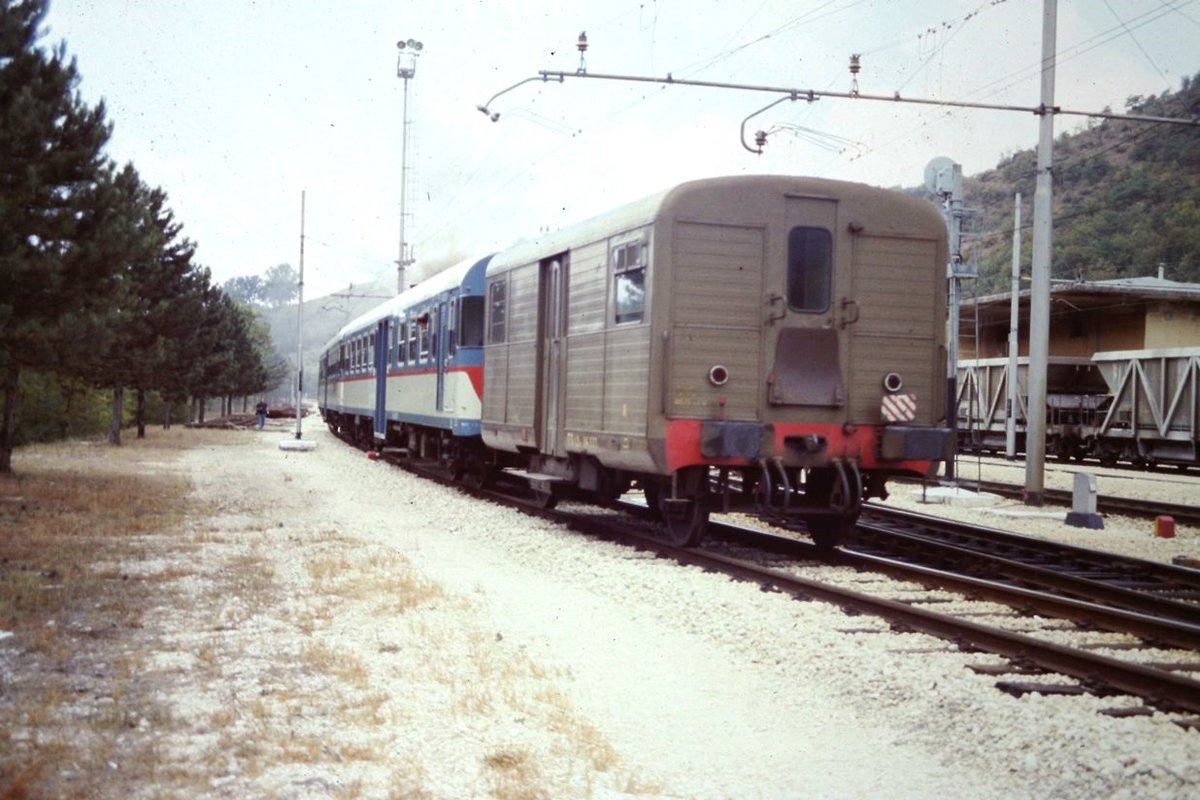 13 oct 1985, LDn 24.333 in the rear of the train at Albacina station. This vehicle was used for transport baggage and mail.