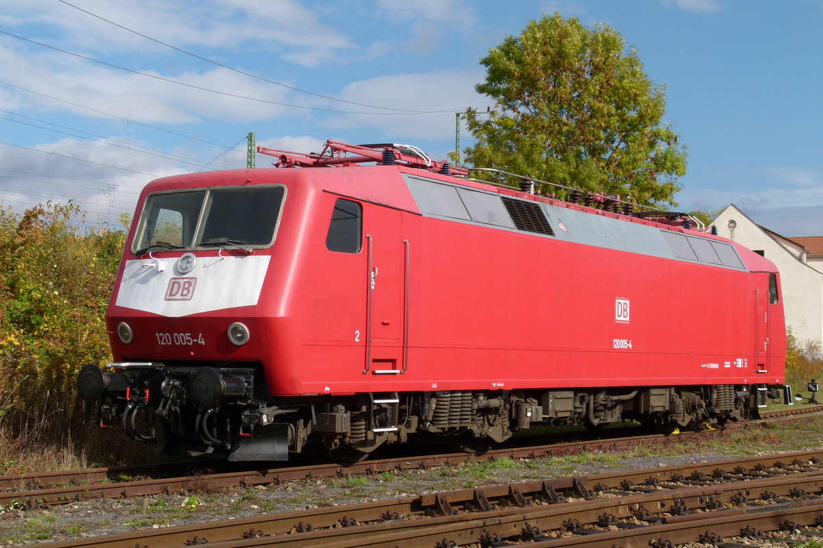 13. Oktober 2013, zum Zwiebelmarkt in Weimar, findet auf dem Bw-Gelände das traditionelle Eisenbahnfestes statt. Lok 752 005 ist eine der fünf Vorserien-Lokomotiven. Sie wurde zusammen mit den anderen 120ern zunächst im Plandienst eingesetzt, die meiste Zeit über diente sie jedoch als Bahndienstfahrzeug (Baureihe 752). Nach Ablauf der Untersuchungsfristen kam 120 005 als Leihgabe in das Eisenbahnmuseum Weimar.
