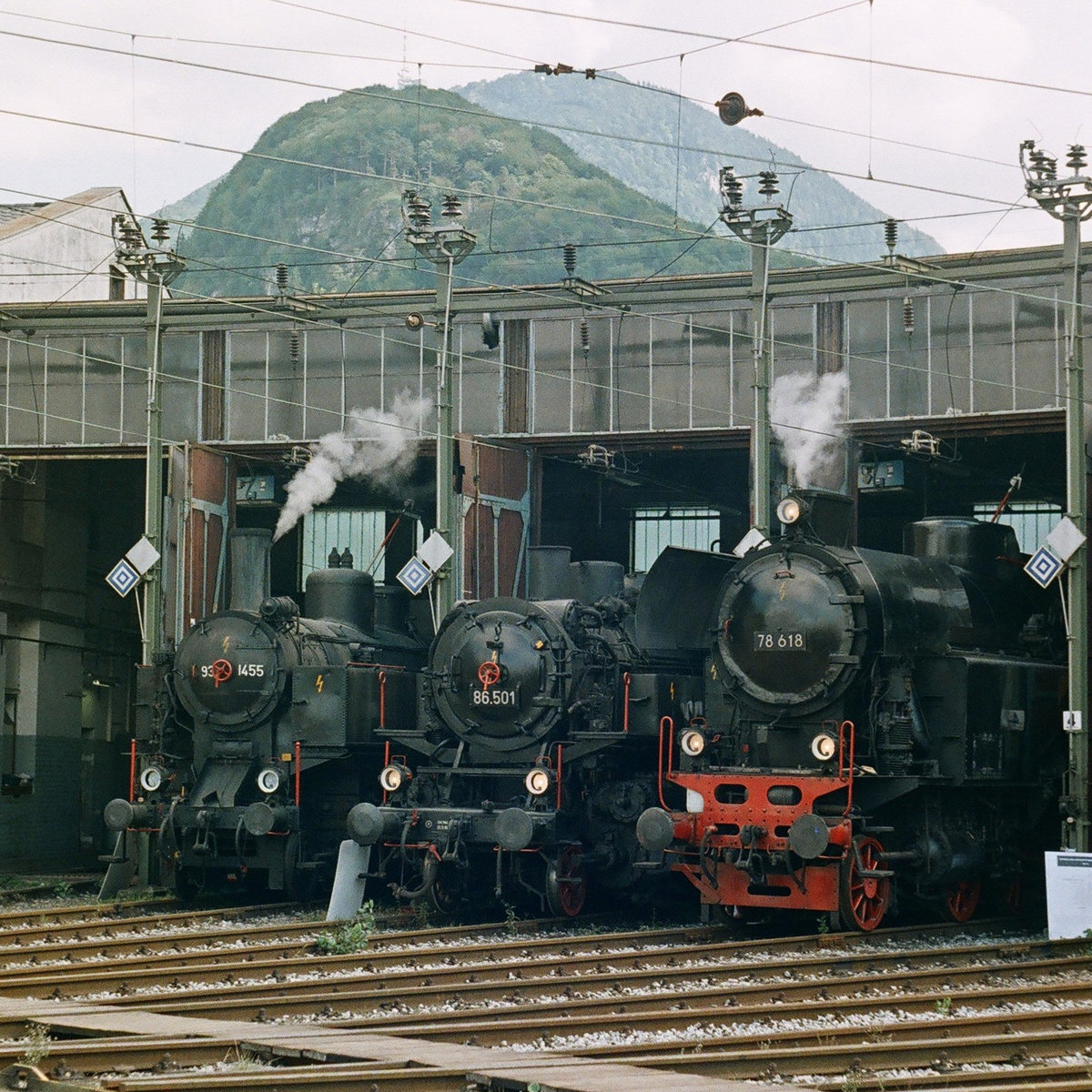 13. September 1997, Remisenfest in Salzburg-Gnigl, Die Dampfloks ÖBB 93.1455, ÖBB 86.501 und ÖBB 78 618 stecken ihre Nasen vor der Kulisse des Gaisbergs in die Herbstsonne.
