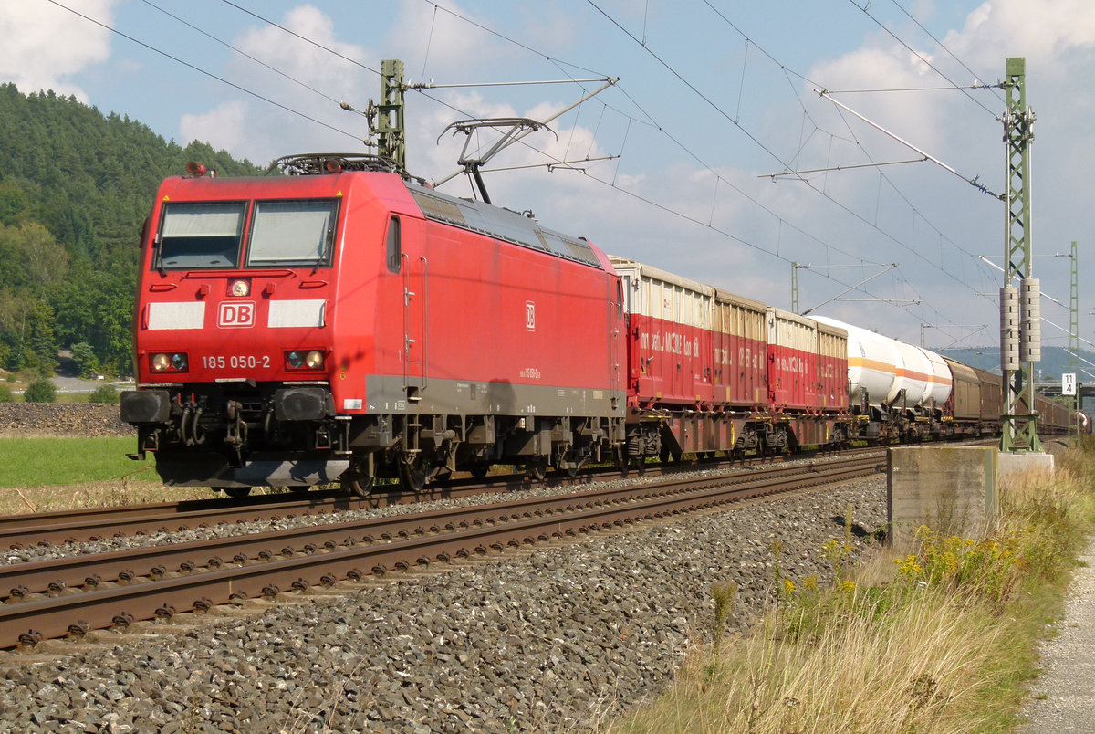13. September 2012, bei Johannisthal fährt Lok 185 050 mit einem gemischten Güterzug in Richtung Lichtenfels