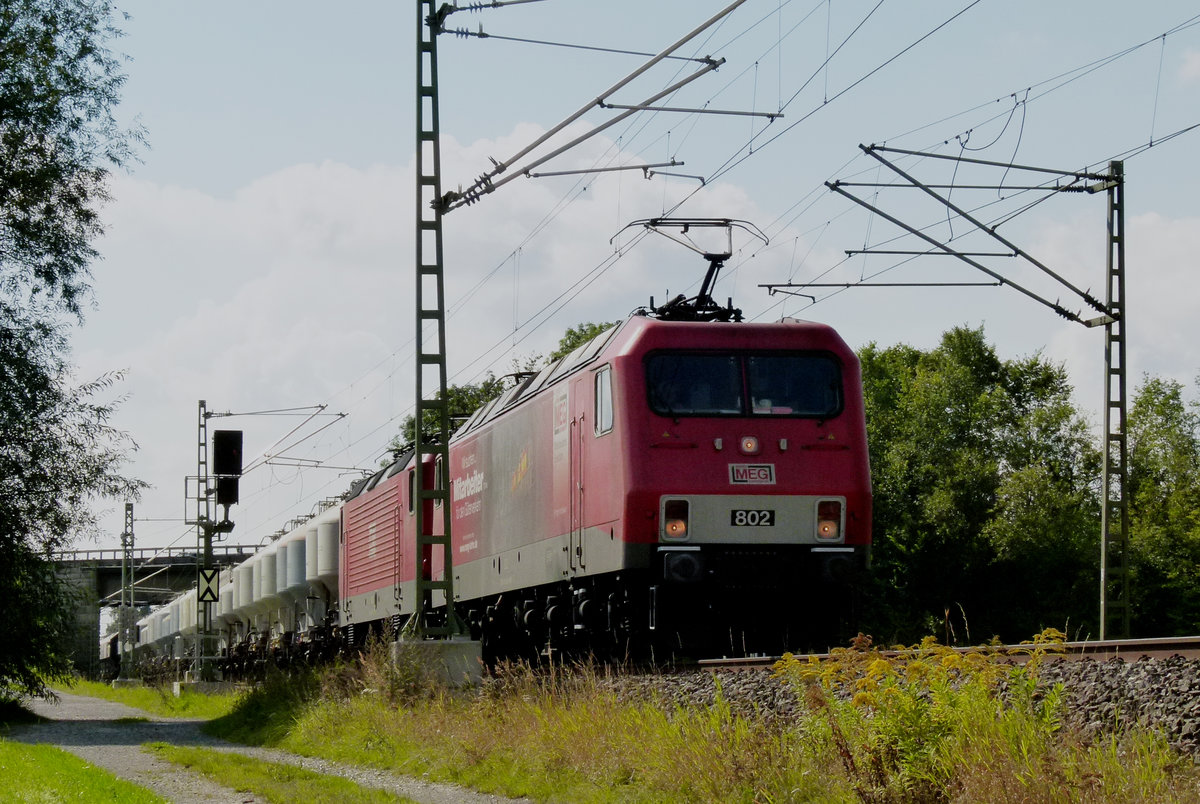 13. September 2012, Ein Silowagenzug fährt bei Johannisthal in Richtung Saalfeld. Lok MEG 802 ist ex DR 156 002 (LEW 1991/20005), die 2.Lok war MEG 604, ex DR 143 257 (LEW 1987/20140).