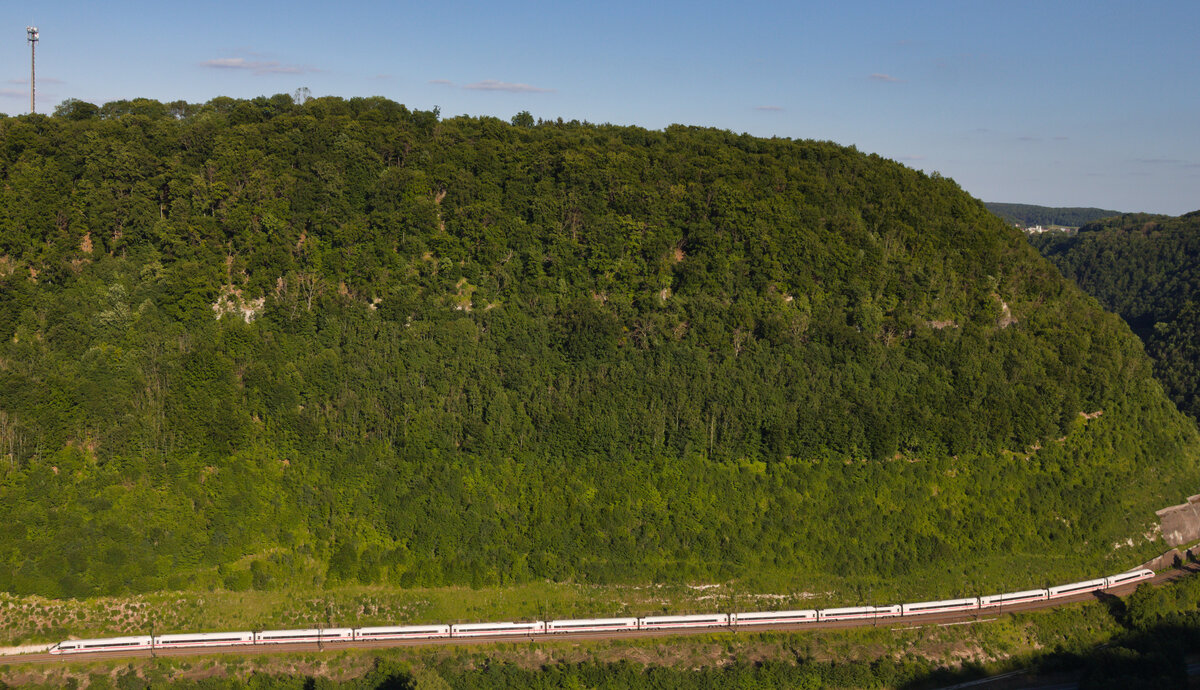 13-teiliger ICE4 rollt am 08.07.2022 die Geislinger Steige hinunter. In wenigen Monaten werden die weißen Züge des DB-Fernverkehrs zwischen Plochingen bzw. Wendlingen und Ulm den Weg über die Schnellfahrstrecke nehmen. 