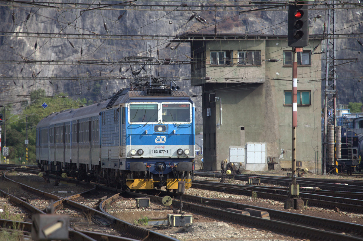 130 001-1 mit einem OS nach Lyssa nad Laben fährt in Usti nad Labem Streckov ein.
26.08.2018 10:00 Uhr.