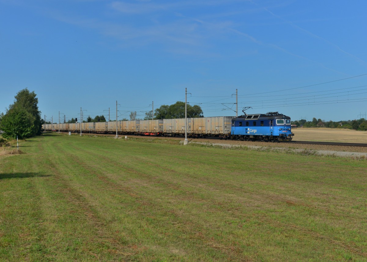 130 001 mit einem Containerzug am 26.08.2015 bei Recany nad Labem. 