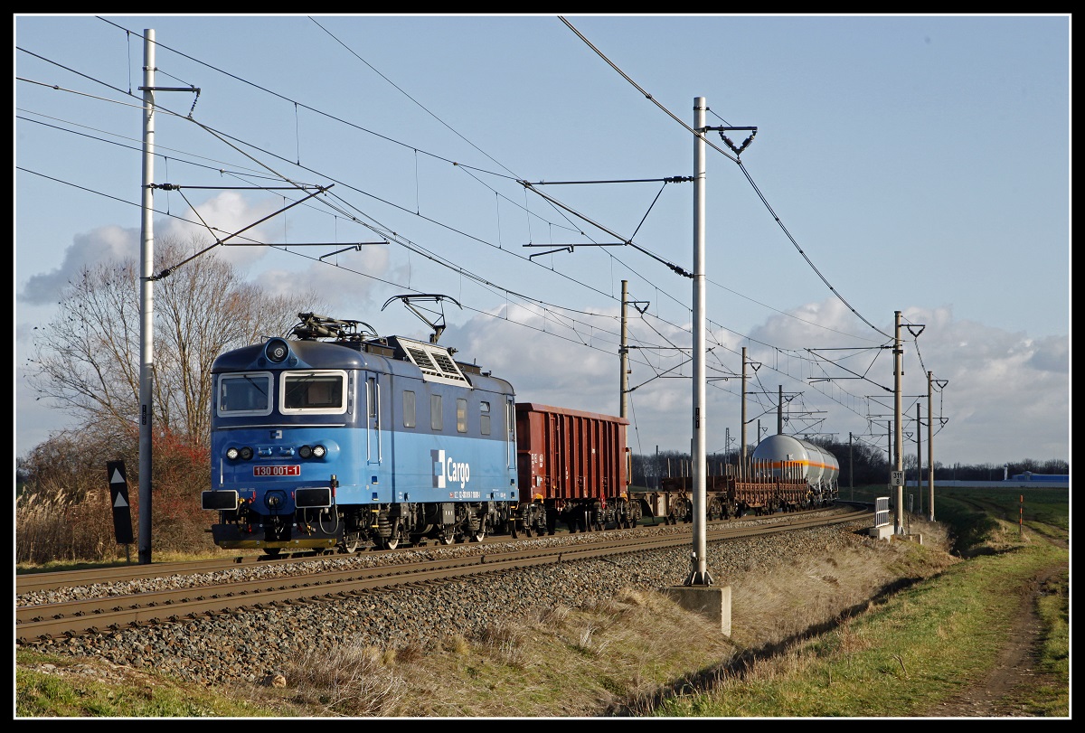 130 001 mit Güterzug bei Pardubice Opocinek am 10.12.2019.