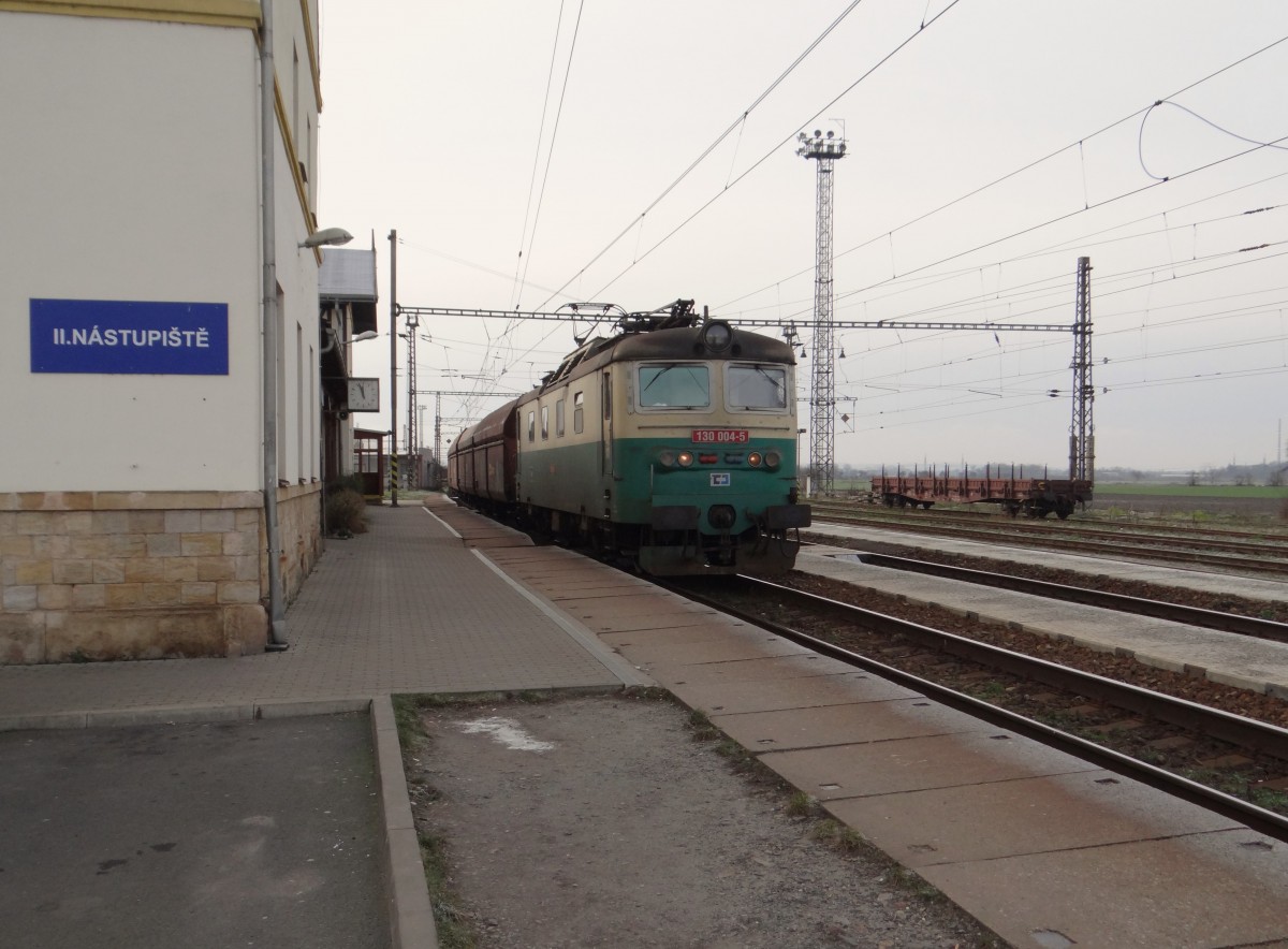 130 004-5 fährt am 27.12.14 mit einem Kohlenzug durch Všetaty.