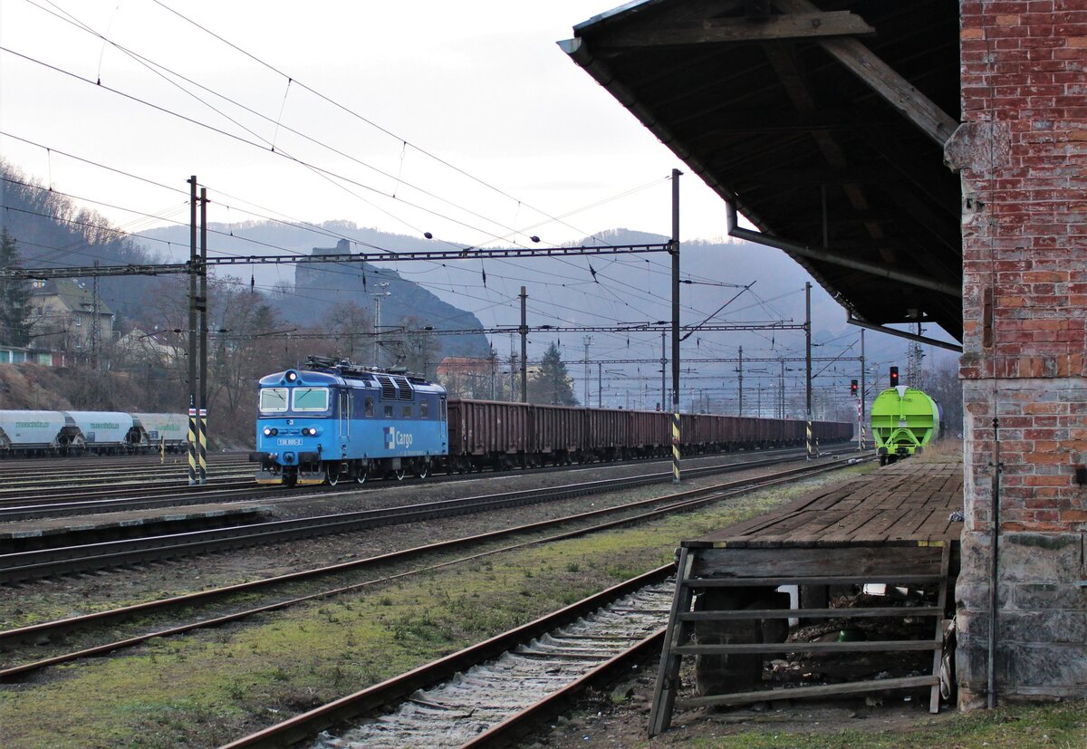 130 005-3 war am 13.02.22 mit einem leeren Kohlenzug in Ústí nad Labem-Střekov zu sehen.